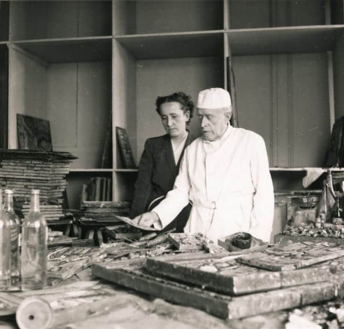 Rouault dans son atelier avec sa fille Isabelle, 1953